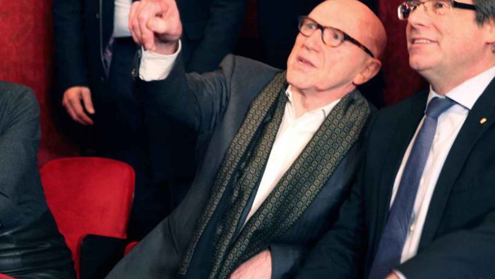 Puigdemont junto a su abogado, Paul Bekaert, con quien asistió a la ópera El duque de Alba en Gante.