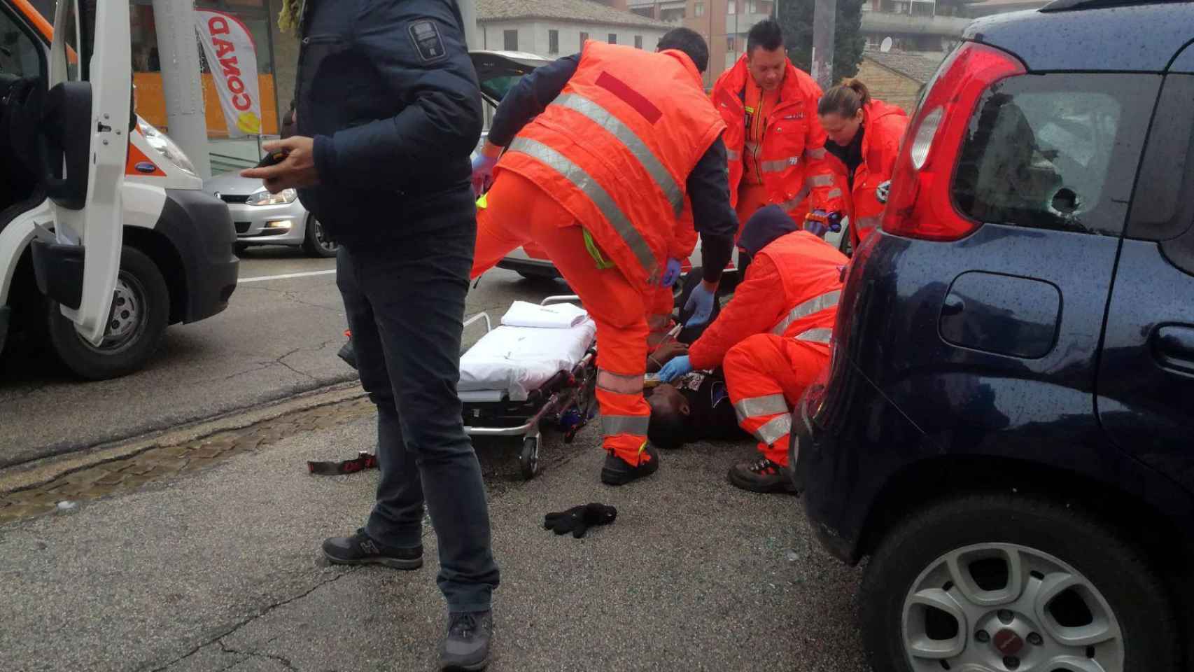 Efectivos de emergencia atendiendo a uno de los heridos