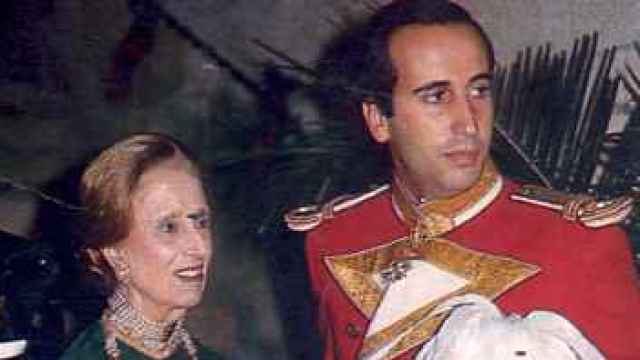 Francis Franco, con Carmen Polo, su abuela y esposa del dictador.