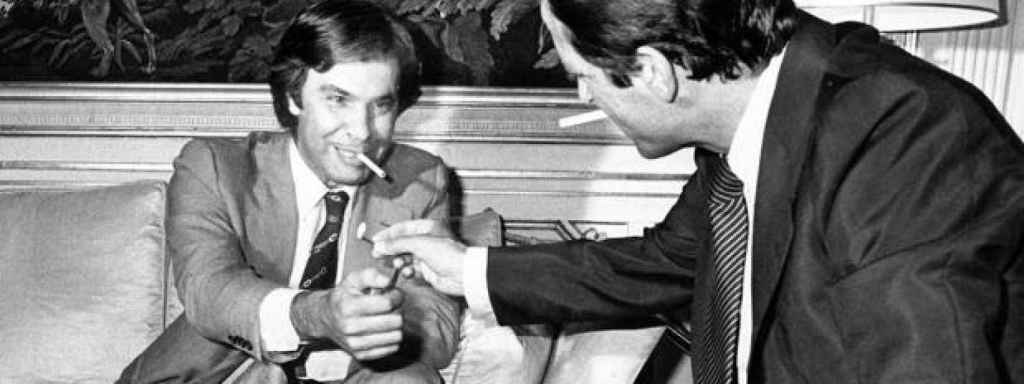 Felipe González junto a un Adolfo Suárez que le enciende un cigarrillo.