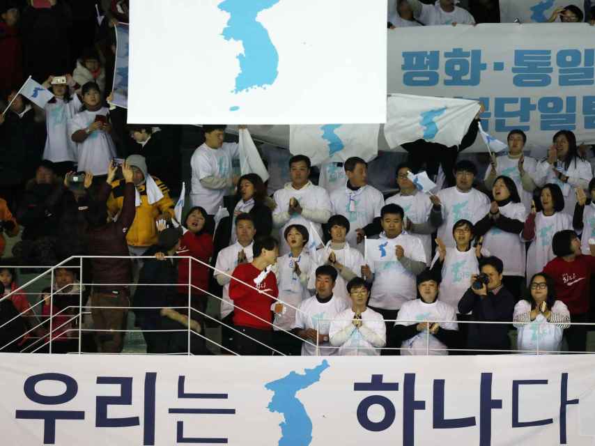 Exhibición de pancartas dentro del pabellón de Seúl.