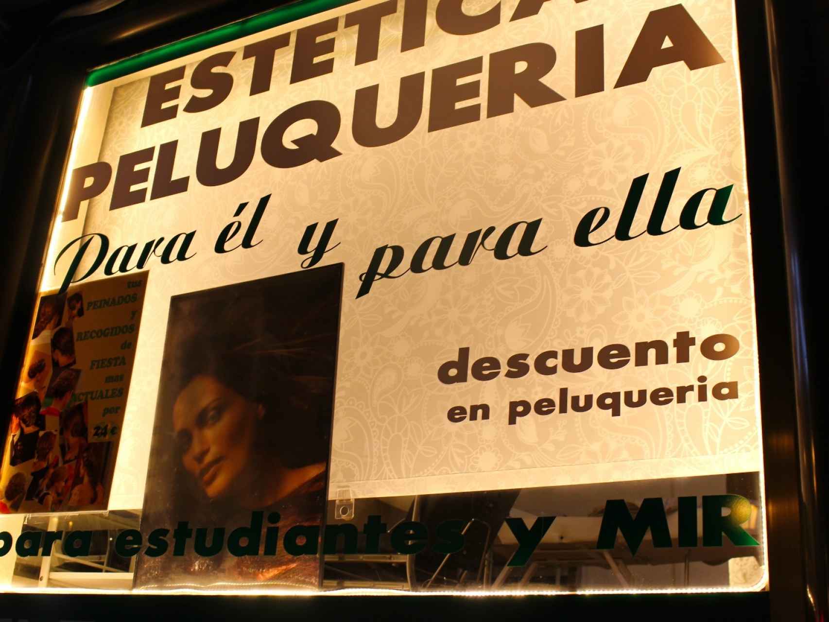 Se ha formado una sinergia empresarial alrededor del MIR en Oviedo. En la imagen, ofertas en una peluquería para los estudiantes de MIR.