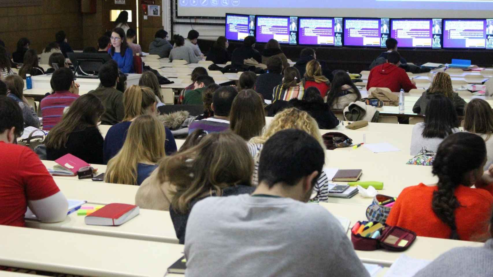 A cada turno de clase de MIR Asturias en Oviedo acuden 600 alumnos.