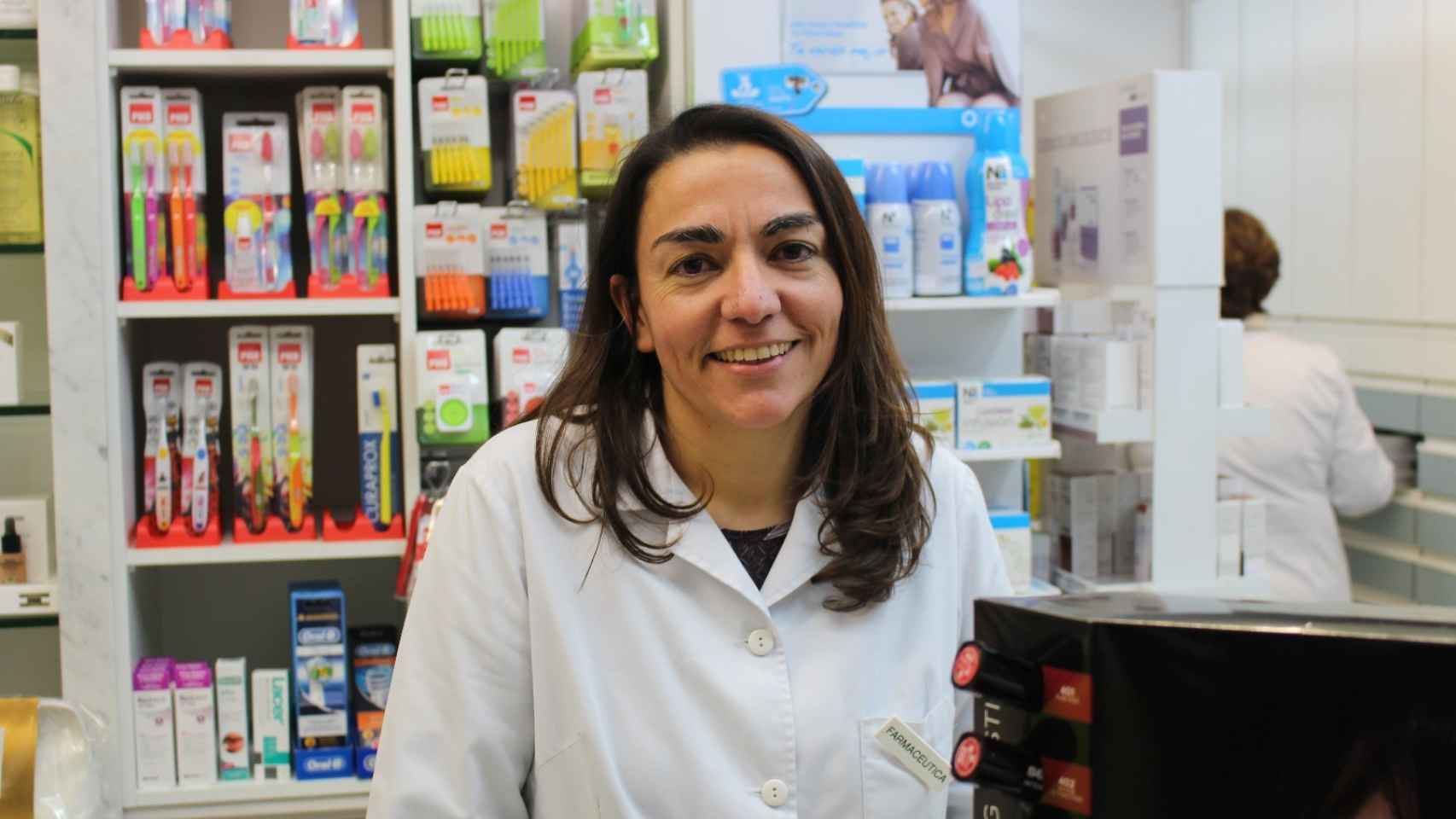 Lucía Beramendi es la dueña de una farmacia cercana en la que tratan de favorecer a los MIRes.