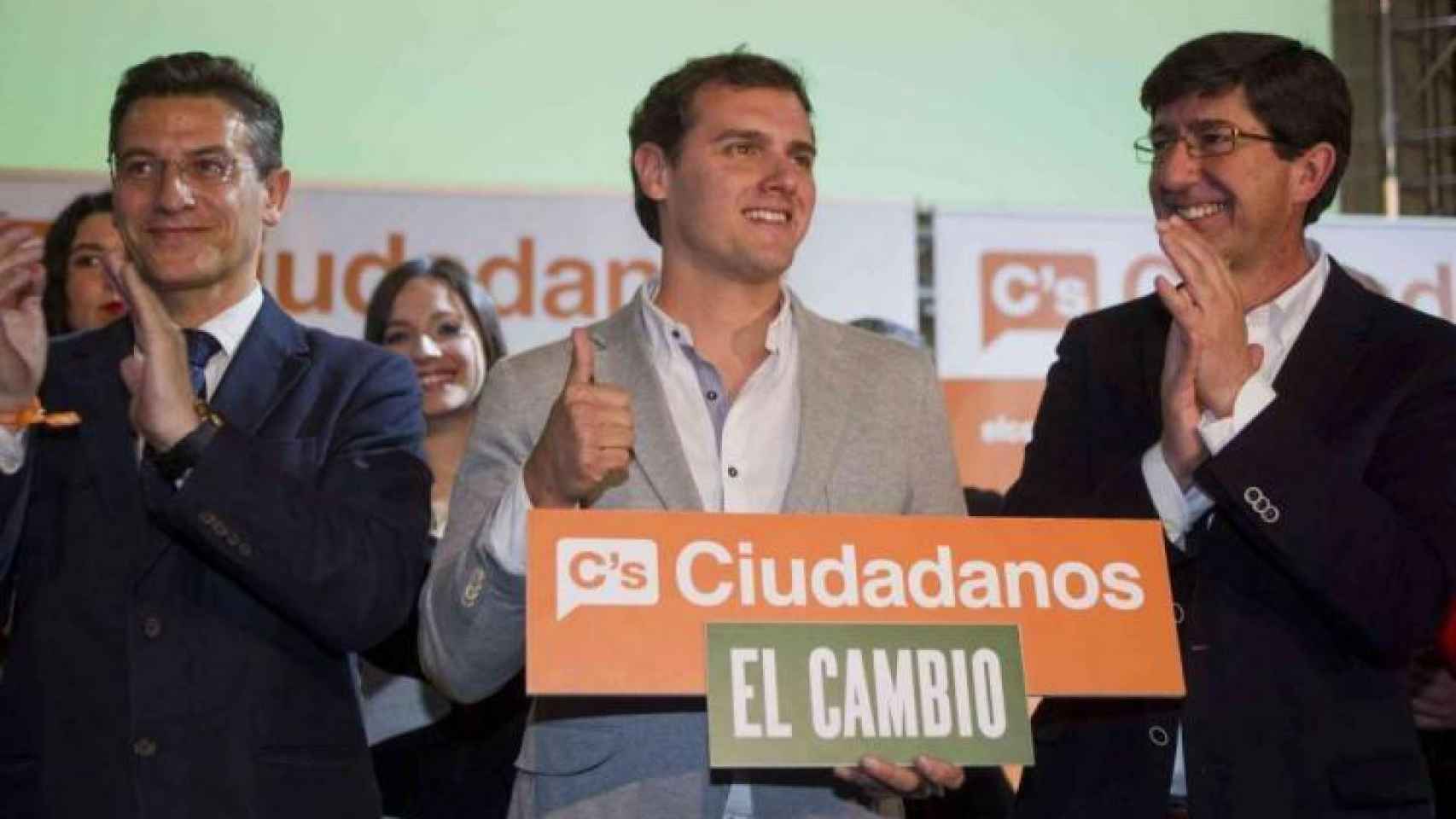 Rivera, flanqueado por Luis Salvador (izquierda) y Juan Marín (derecha) en la campaña del 2015.