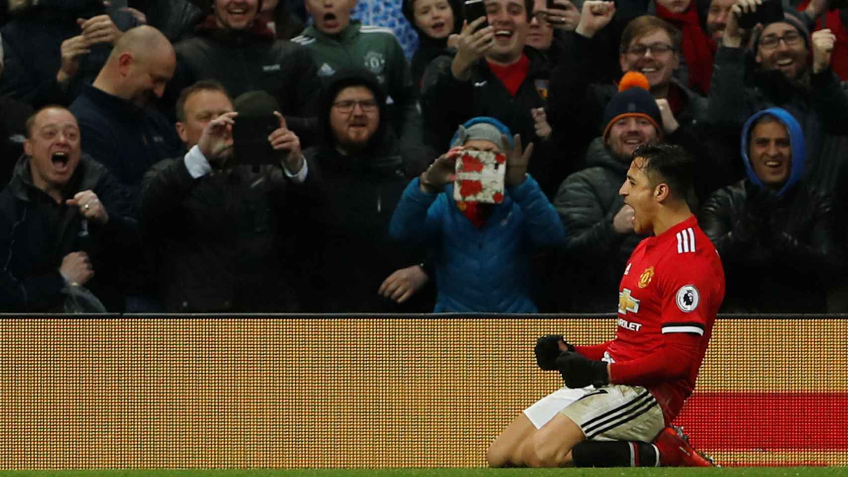 Alexis celebra su primer gol con el United.