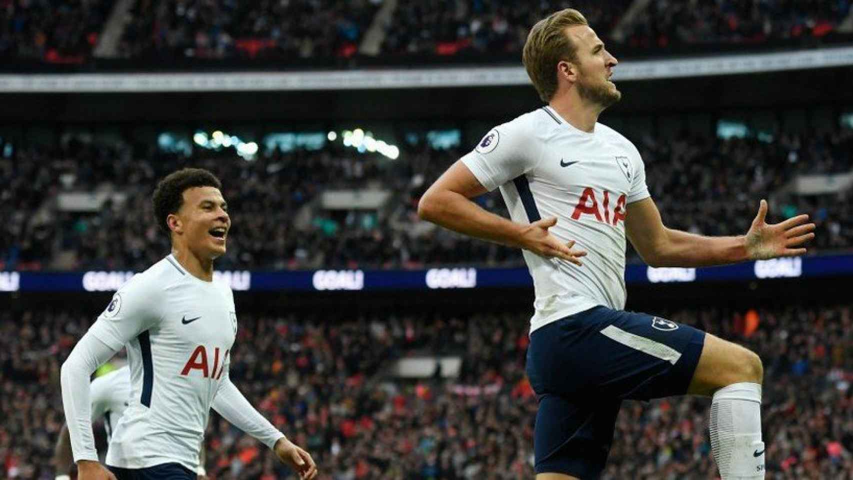 Kane y Dele Alli celebran un gol del Tottenham. Foto: Twitter (@SpursOfficial)