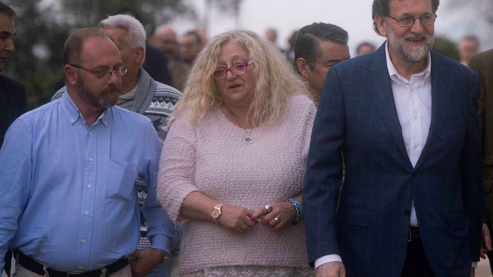Rajoy con Mari Mar Bermúdez (madre de Sandra Palo) y Antonio del Castillo (padre de Marta del Castillo).