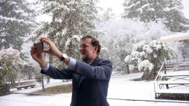 El presidente también quiso inmortalizarse bajo los copos de nieve que cayeron en Madrid