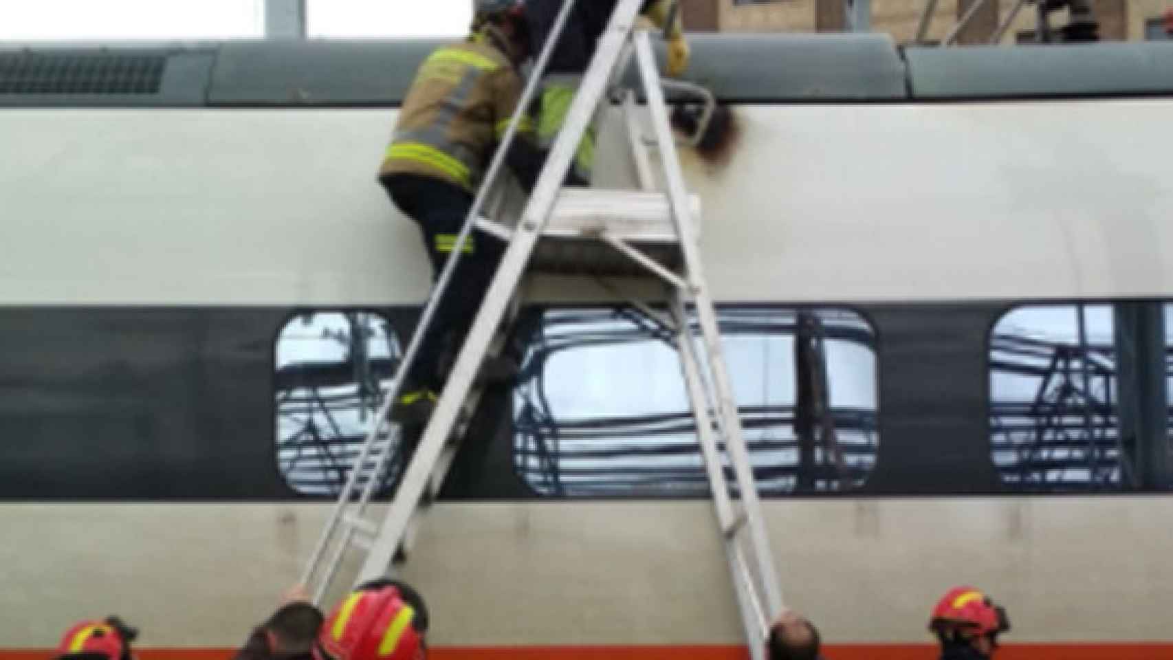 Valladolid-bomberos-reparacion-tren