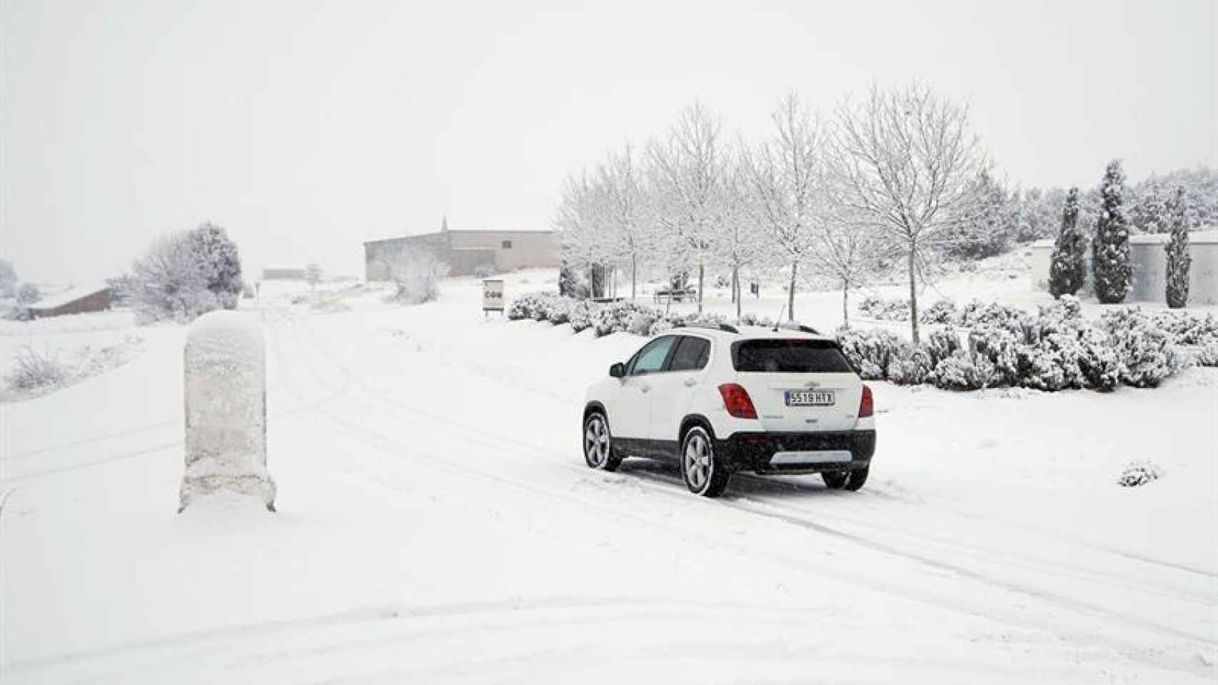 Un automóvil en el puerto de Corbalán, nevado.