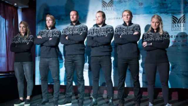Los olímpicos noruegos posan con el jersey oficial para los Juegos.