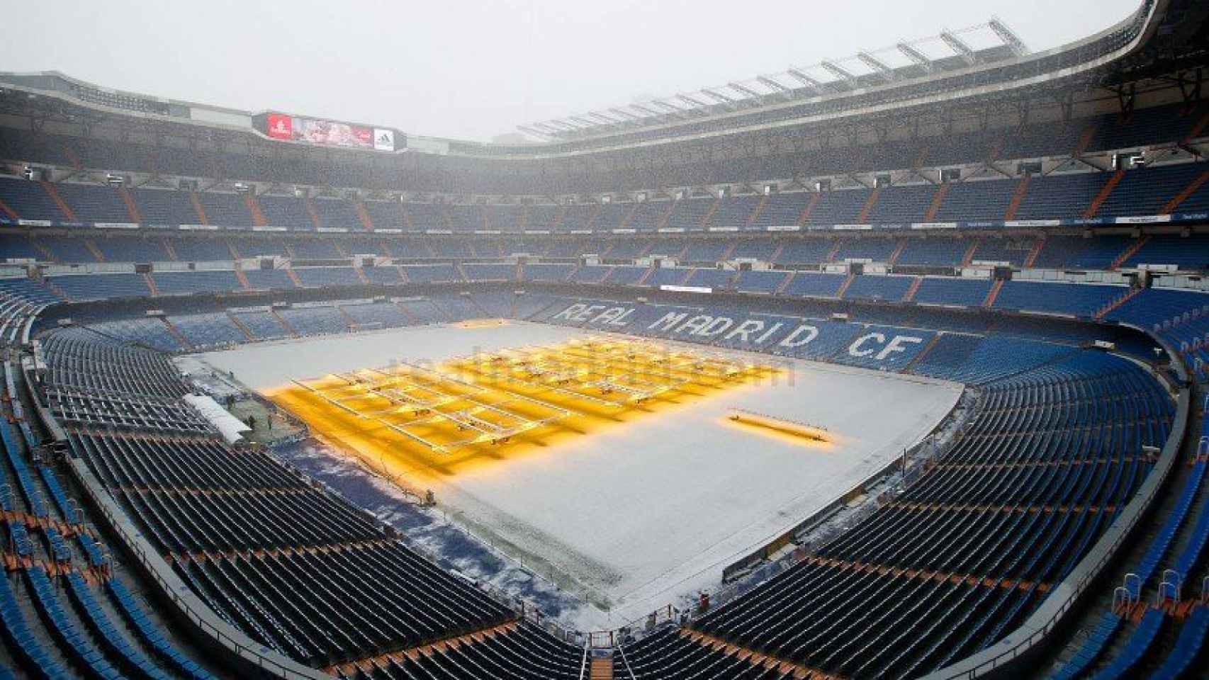 El Santiago Bernabéu, cubierto de nieve
