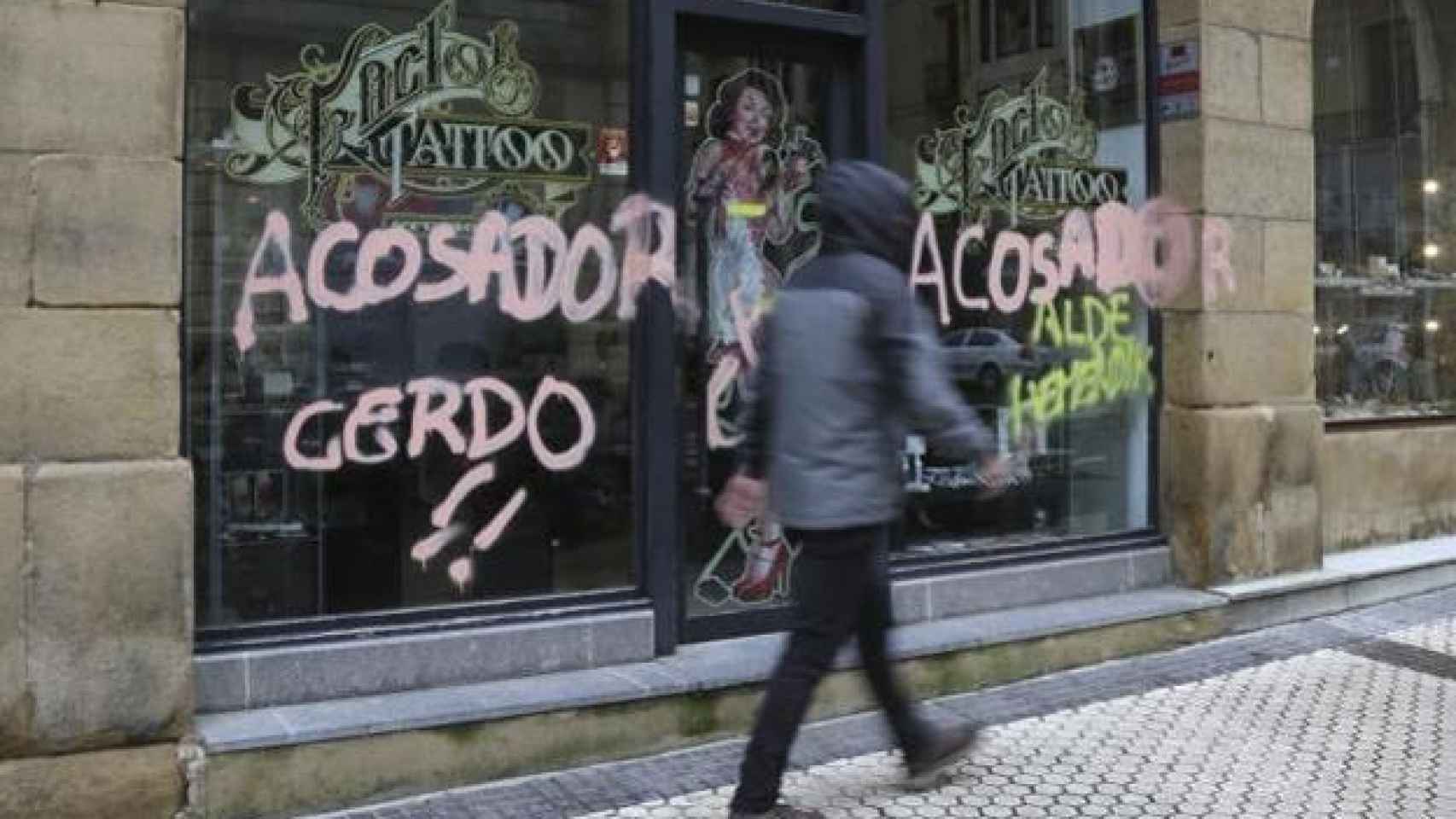Pintadas en la fachada del negocio del tatuador tras conocerse las denuncias.
