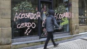 Pintadas en la fachada del negocio del tatuador tras conocerse las denuncias.
