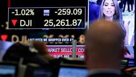 Una pantalla refleja las fuertes caídas en Wall Street.