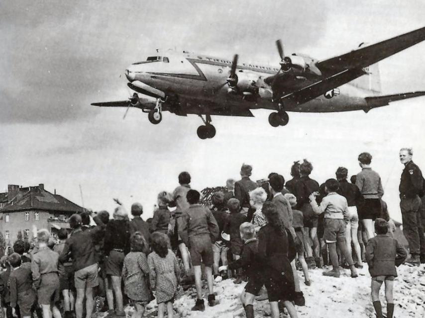 Un C-47 americano aterriza con provisiones en el Berlín bloqueado por la URSS.