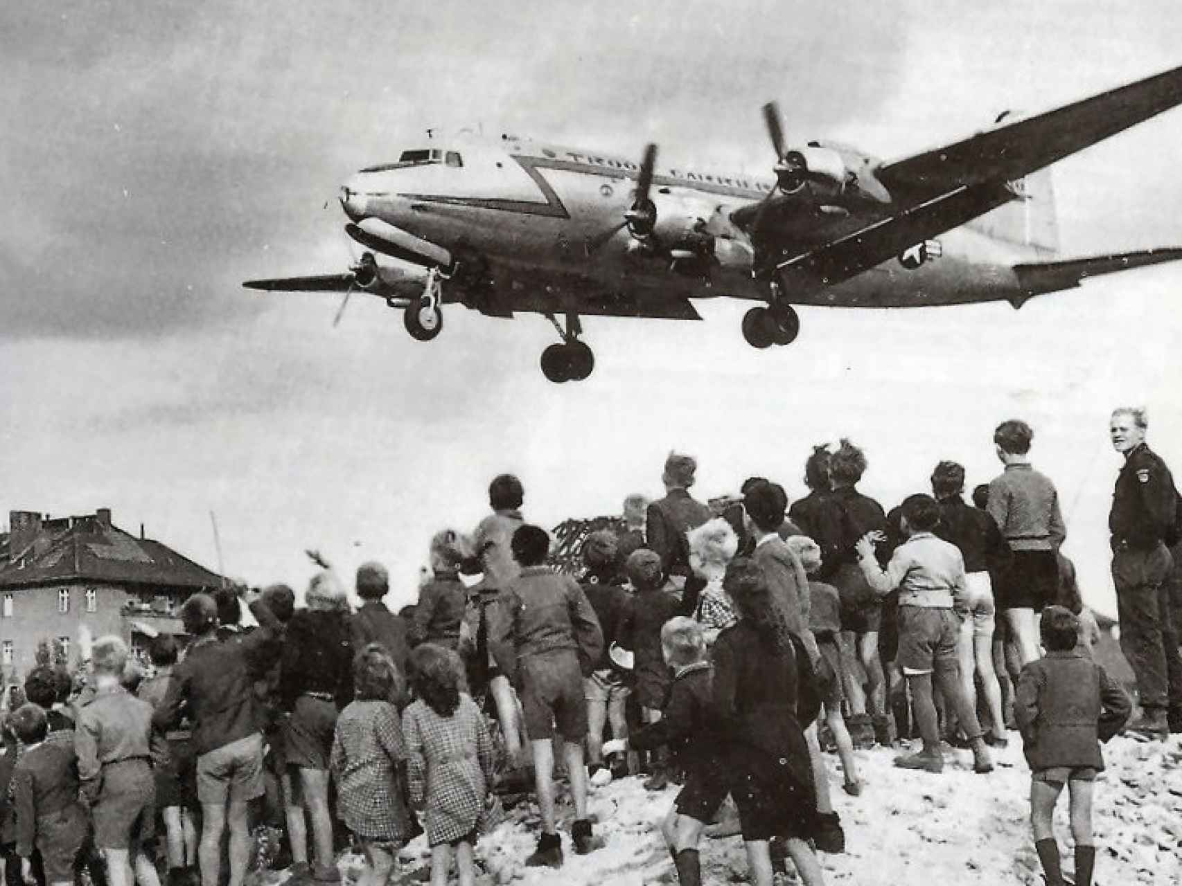 Un C-47 americano aterriza con provisiones en el Berlín bloqueado por la URSS.