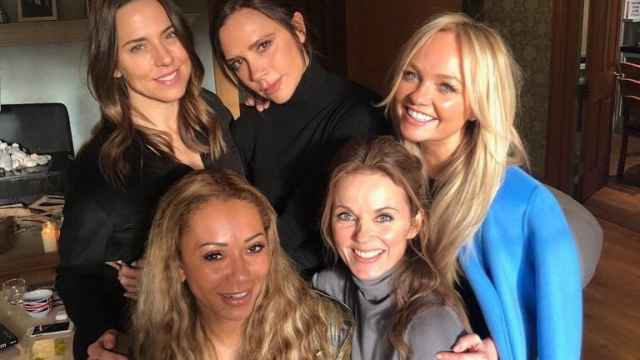 ¿Qué es esta misteriosa raya blanca sobre el móvil de las Spice Girls?