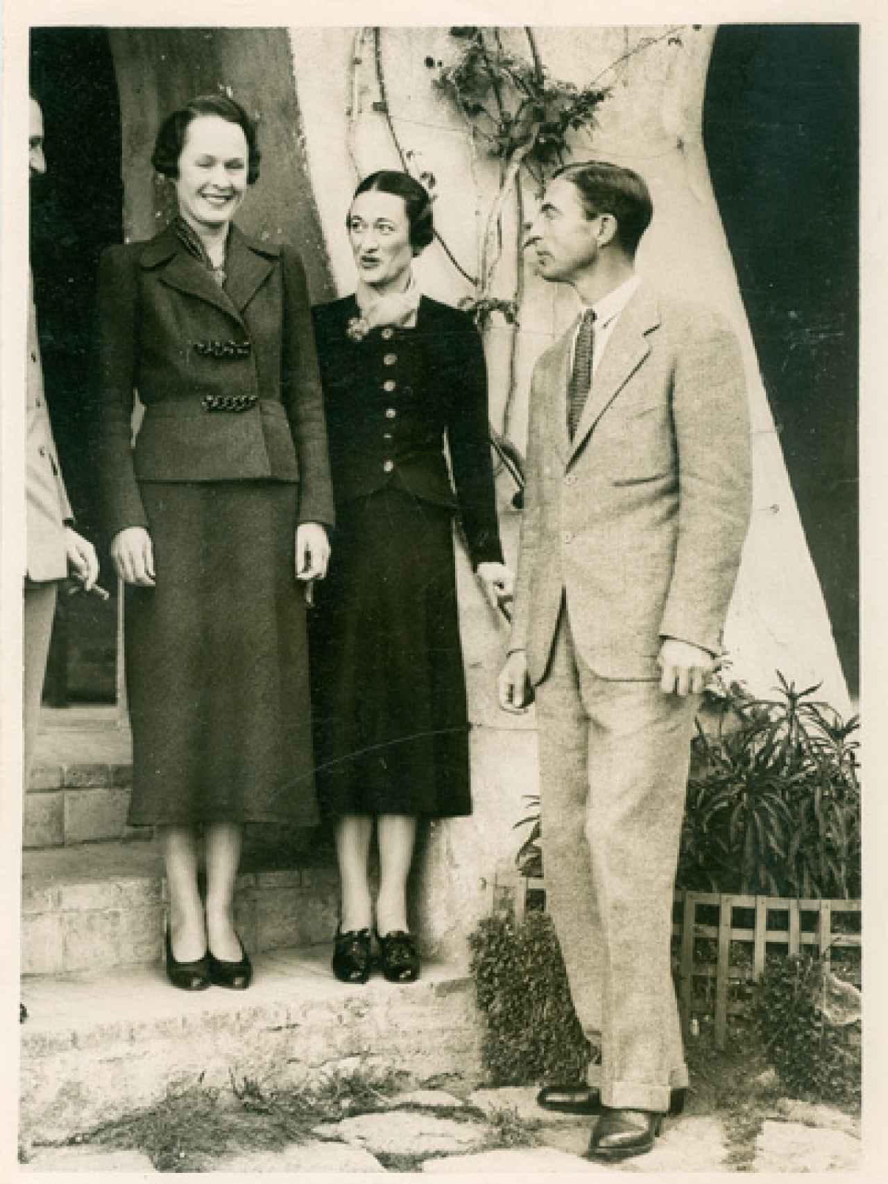 Wallis, en el centro, con Katherine y Herman Rogers.