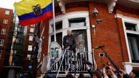 Assange en una imagen de archivo en la embajada ecuatoriana