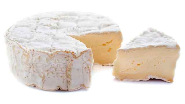 Un pedazo de queso crudo dispuesto para ser comido.