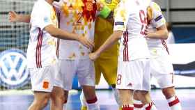 Los jugadores de la selección española de fútbol sala celebran el tanto de Pola.