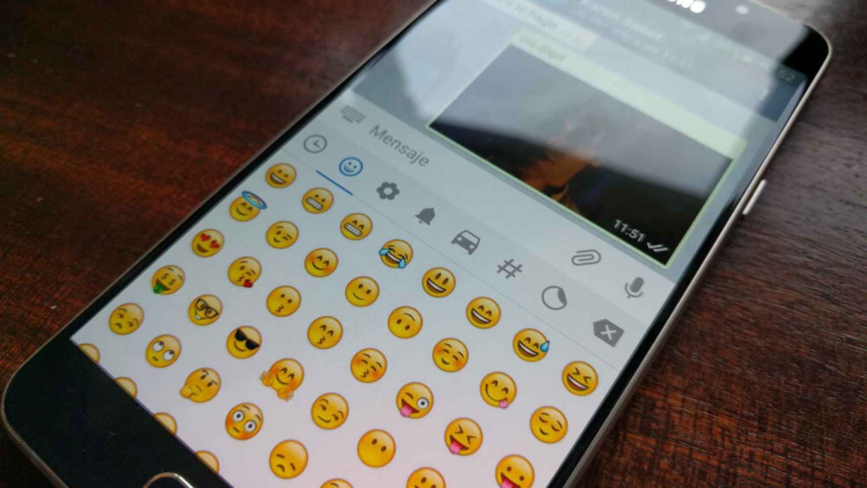 La mejor forma de buscar emojis en el teclado de tu móvil