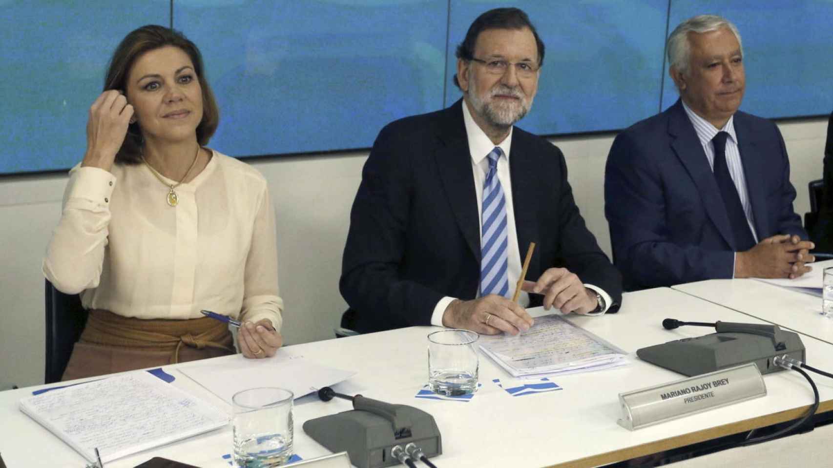 Mariano Rajoy junto con María Dolores de Cospedal y Javier Arenas.