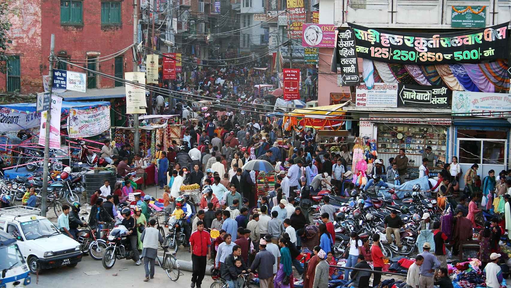 Aglomeración de personas en una calle de Katmandú.