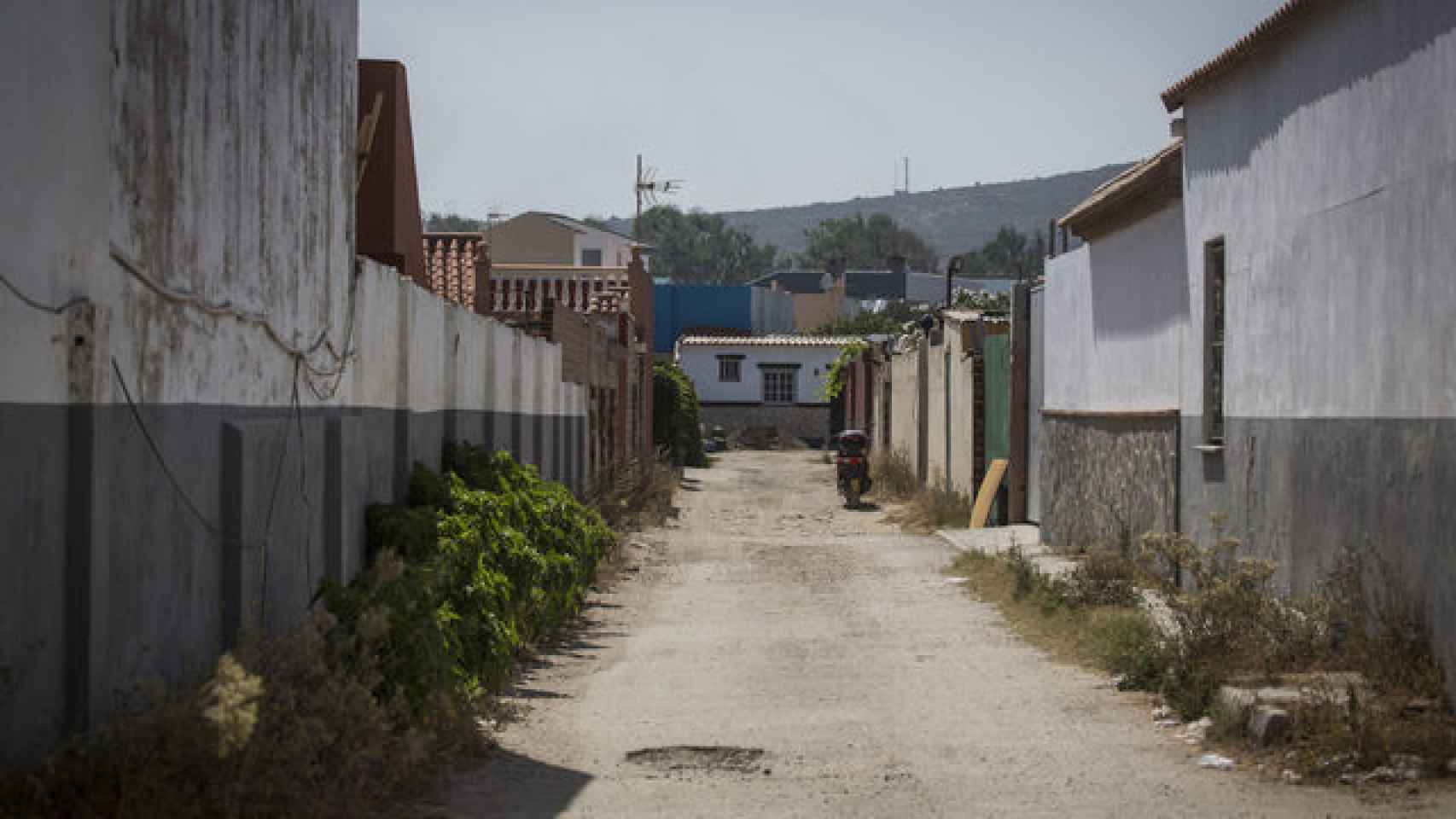 Una de las calles de El Zabal, donde los narcos han levantado casas y naves para almacenar el hachís.