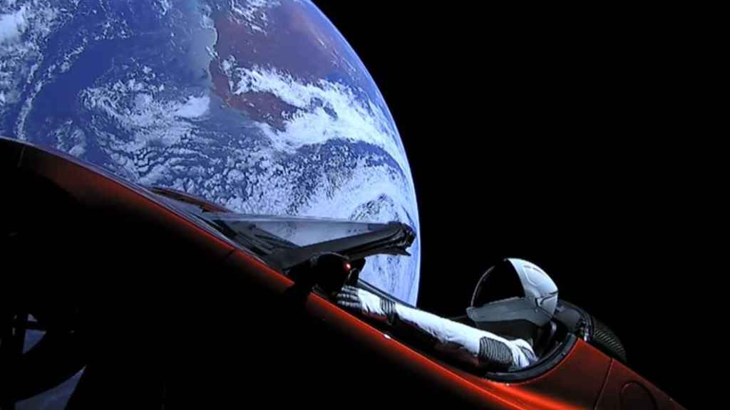 Starman al volante del deportivo Tesla mientras abandona la órbita de la Tierra.