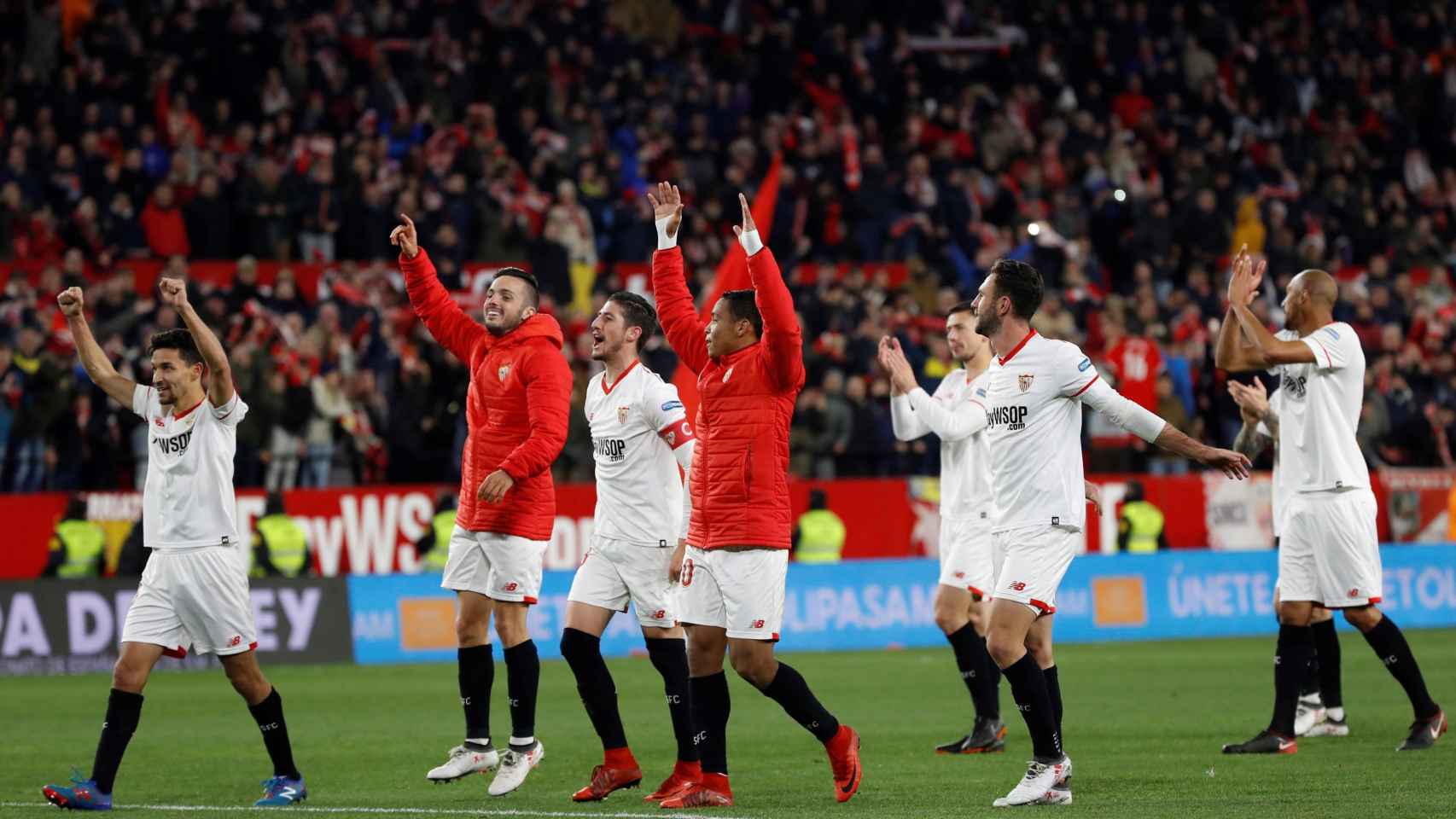 Los jugadores del Sevilla celebran el pase a la final de Copa del Rey.