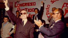 Tierno Galván, en primer plano, con Bono detrás en el III congreso del PSP, en 1976.