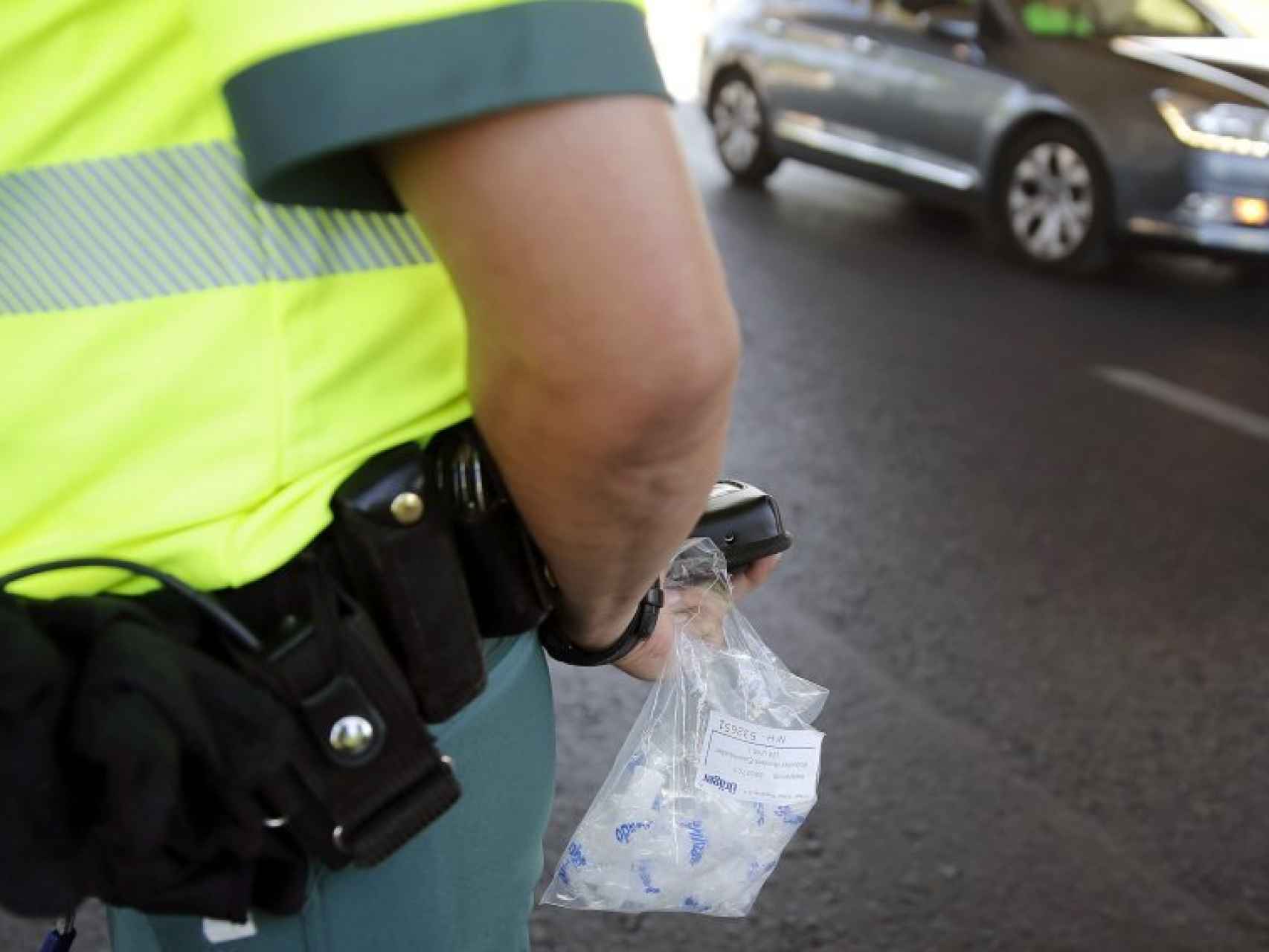 Un agente de la Guardia Civil sostiene una bolsa con boquillas para el control de alcolhemia y drogas.