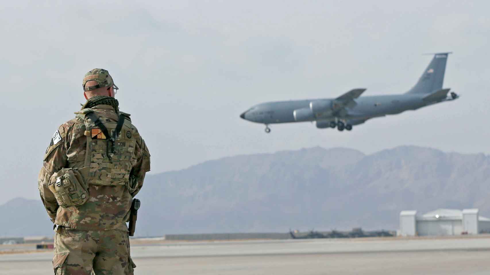 Un soldado estadounidense en una base aérea de Afganistán.
