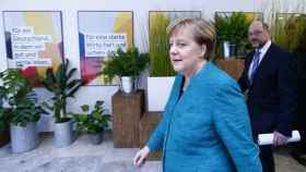 Merkel y Schulz, justo antes de anunciar su acuerdo de gobierno.