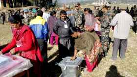 Varias mujeres votan en las elecciones nepalíes de 2013.
