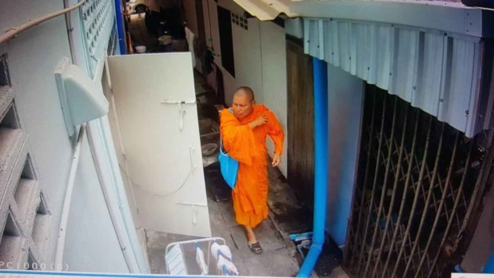 Pillan a un budista robando interior femenina