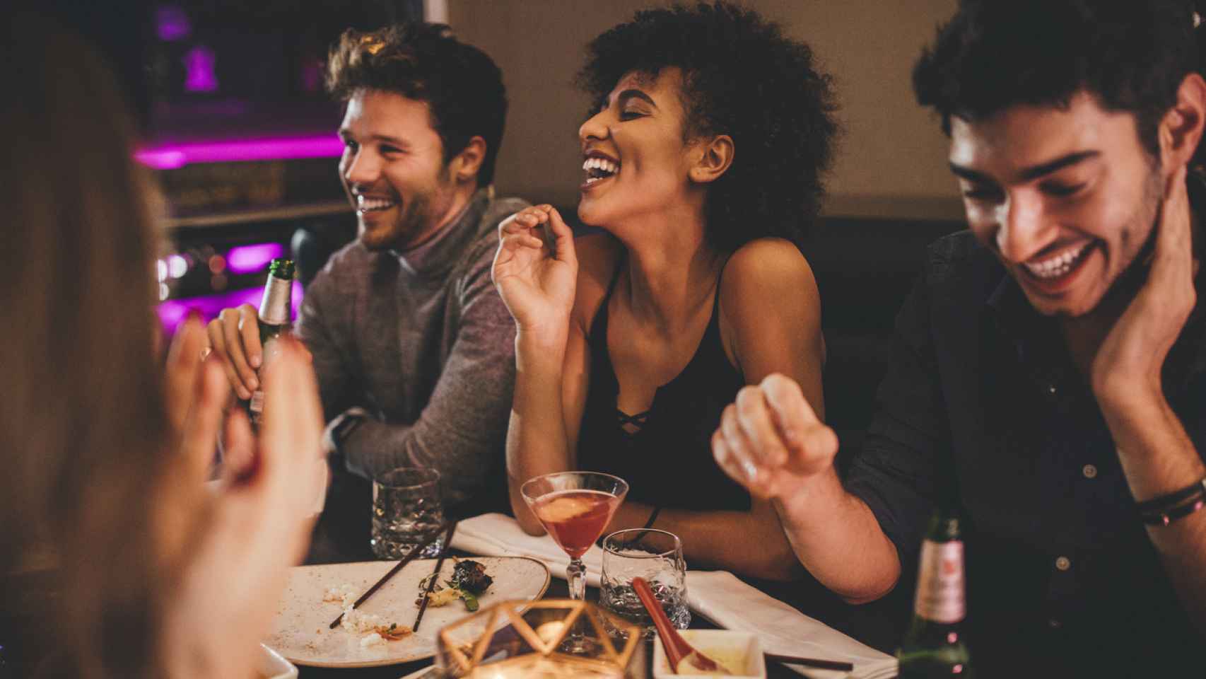 Si no tienes pareja, sal a cenar con tus mejores amigos.