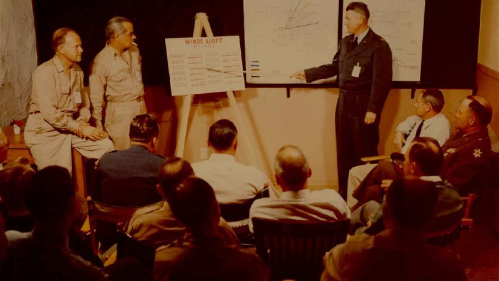 Alvin Graves, primero por la izquierda, durante la reunión de evaluación de un test nuclear en 1953.