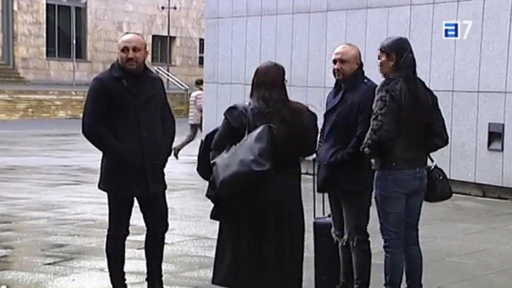 Los hermanos Sandulache a la salida del juicio. Permanecen en libertado porque no hay riesgo de fuga
