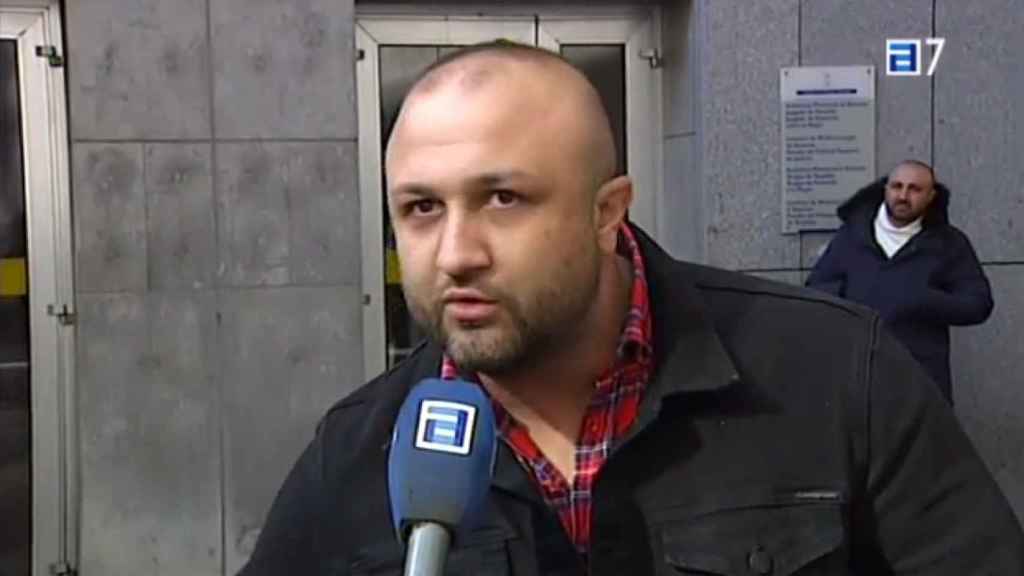 Cristian Sandulache declara a la Televisión Pública Asturiana que son inocentes. Su hermano Sebastián escucha de fondo