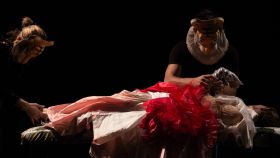 Una de las escenas de La donna immobile, en el Teatro del Barrio.