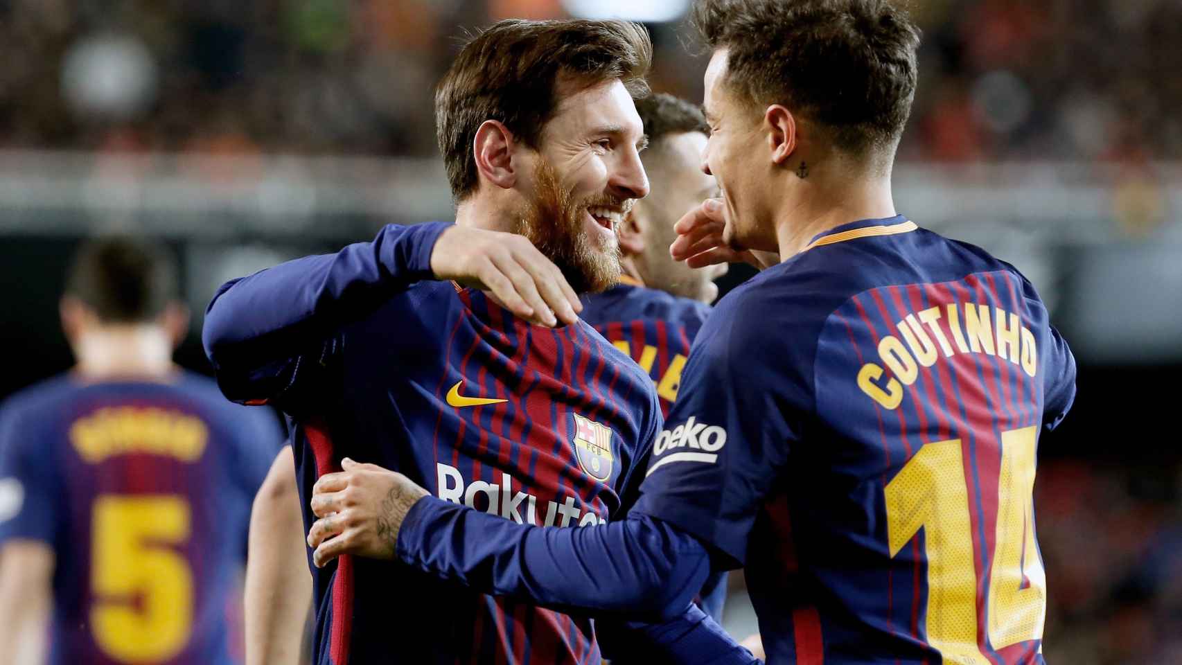 Messi se abraza con Coutinho, autor del primer gol en Mestalla.