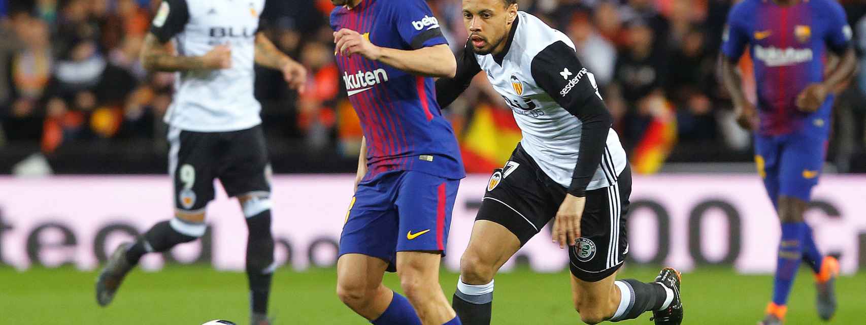 Jordi Alba ante Coquelin en el Valencia - Barcelona de Copa.