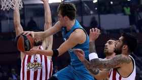 Doncic ante Olympiacos. Foto: Twitter (@acbcom).