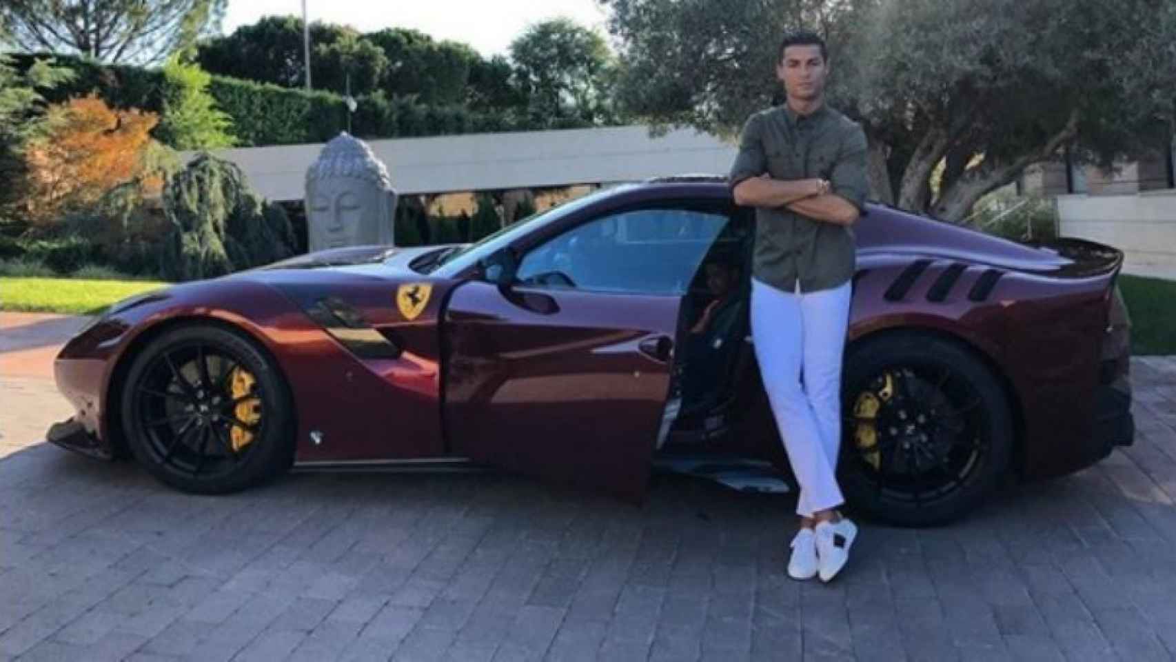 Cristiano Ronaldo, con uno de sus múltiples coches. Foto: Instagram (@cristiano)