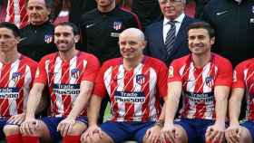Un aficionado posa en la foto oficial del Atlético de Madrid. Foto (@atleticodemadrid.com)