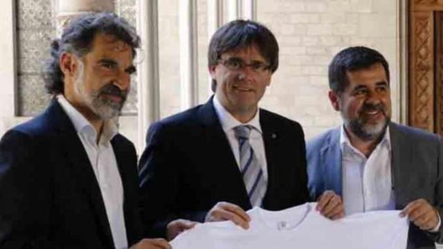 Jordi Cuixart, Carles Puigdemont, y Jordi Sànchez